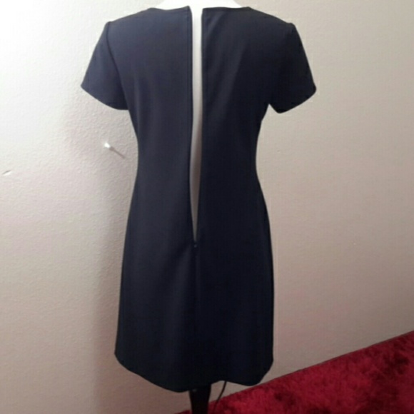 RV-NECK Bodycon  dress - Picture 3 of 3